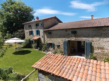 à vendre : belle ferme rénovée du xviiie siècle dans le puy-de-dôme