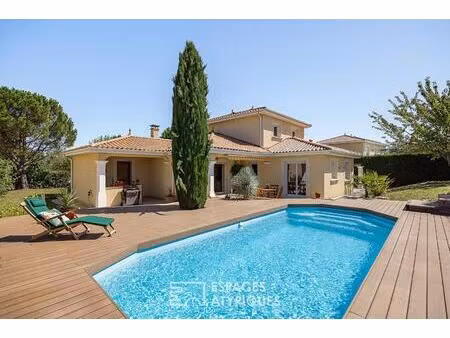 maison avec piscine sur les hauteurs du village
