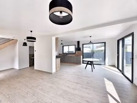 maison de luxe de 4 pièces en location à thoiry  auvergne-rhône-alpes