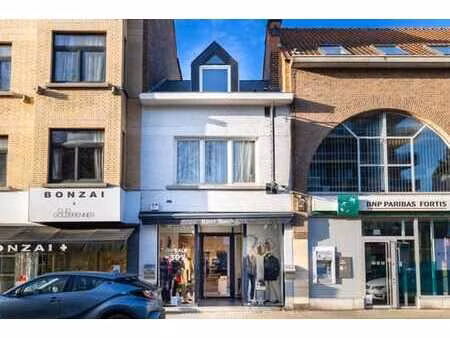 surface commerciale de +/-110m² + cave de +/-40m² // situati