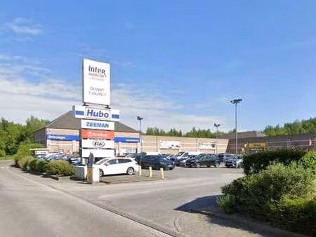 local commercial de 859 m² avec excellente visibilité - morl