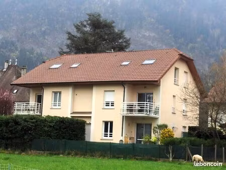 particulier propose bel appartement f3 de 63 m2 à cluses  avec terrasse  cave  et  deux pa
