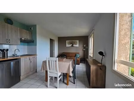 studio meublé avec place de parking privée à uzès