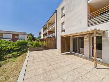 très beau t2 + terrasse et jardin de 90 m²