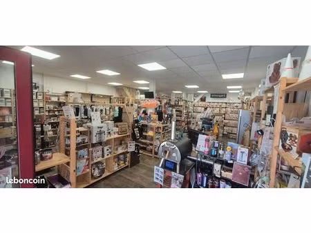 local commercial 76 mètres carrés – bail tous commerces – parking gratuit