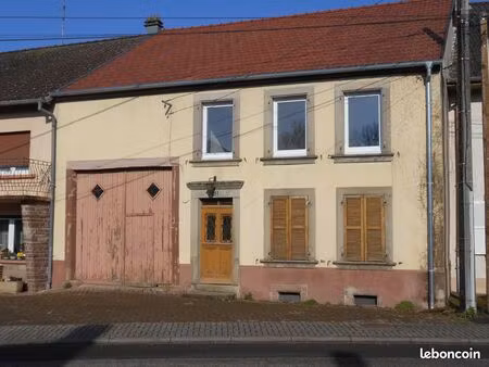 ? maison de village mitoyenne 100 m² – toiture neuve – terrain 7 76 ares – à rénover (bert