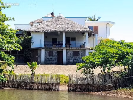 maison de standing + terrains en bord de mer – madagascar