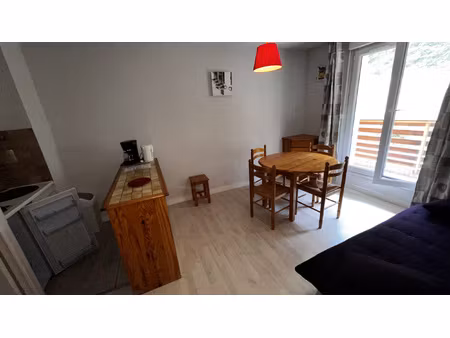 grand studio cabien et coin montag e