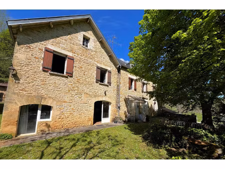 a une dizaine de kilomètres de sarlat  ancienne propriété ag