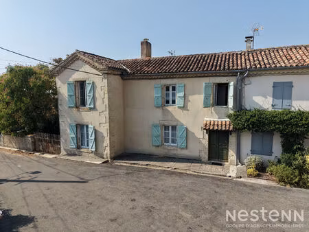 à vendre maison en pierre avec jardin  puits et dépendances au coeur du village de saint-p