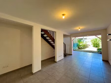 appartement t2 duplex - jardin - parking - anse à l'ane