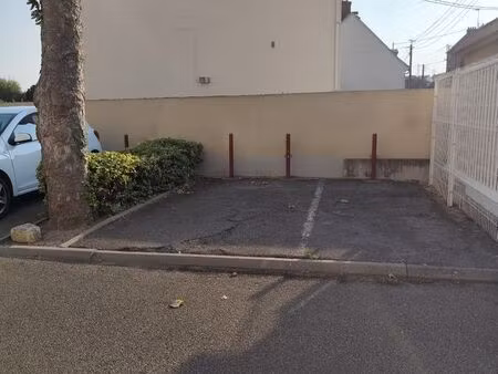 place de parking aérien proche gare