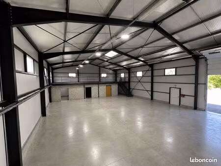 bâtiment indépendant d'activités de 900 m² avec logement de fonction