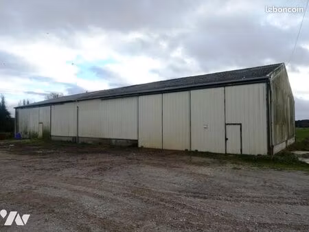 local divers 900 m² seglien