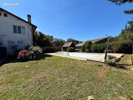 maison au cœur du village avec jardin et piscine