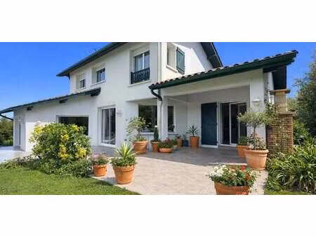 maison avec piscine et terrasse arcangues (64)