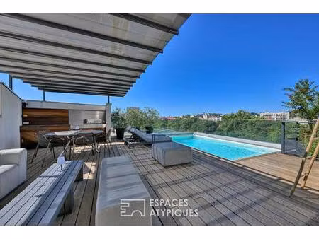 penthouse d'exception avec vue et piscine suspendue