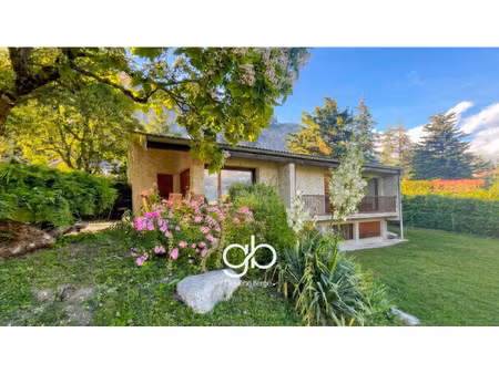 villa d'architecte avec vue panoramique sur belledonne et le