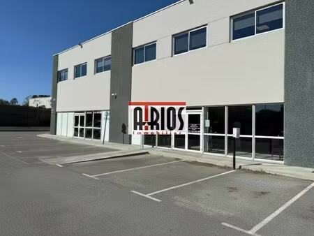 location commerce carqueiranne 83320 395m²