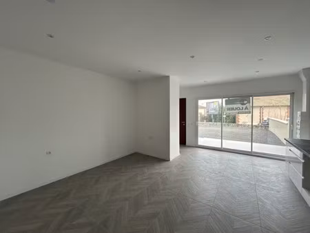 bel f2 de 48.89m² avec terrasse et place de parking privative