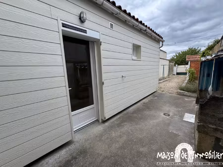 a louer à cognac - maison de ville - 56m2 - 3 pièces et cour
