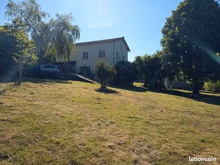 maison à la campagne avec dépendances