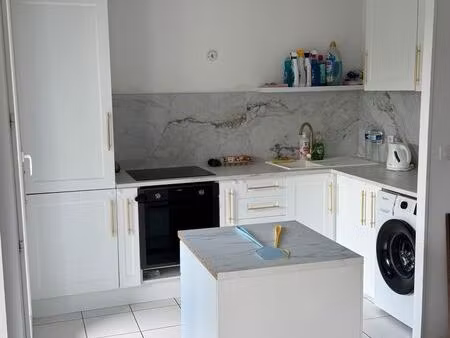 appartement t2 meublé avec balcon et garage en sous-terrain
