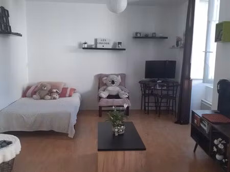 studio meuble spacieux lumineux