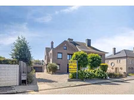prachtige driegevel woning met 4 slaapkamers gelegen in e...