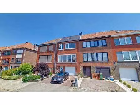 maison avec garage et jardin
