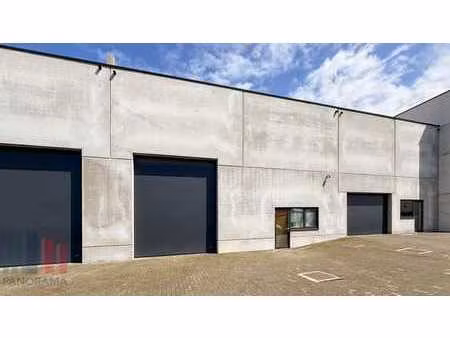 espace de stockage prêt à l’emploi idéalement situé à pro...