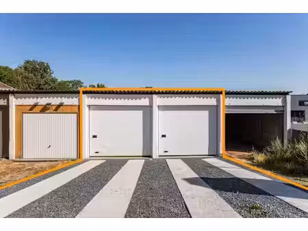 terrain avec 2 garages fermés et 2 places de parking!