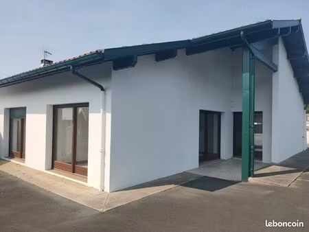 à louer – local professionnel de 93 m² – 3 bureaux – parking – zone commerciale et artisan