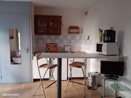 studio meublé 24m² - centre-ville de riom - 400/mois charges comprises - dpe c - climatisa
