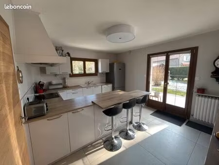 loue vaste maison meublée tout confort  2 km frontière
