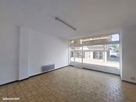 local commercial ou pro - collé à la poste du pradeau