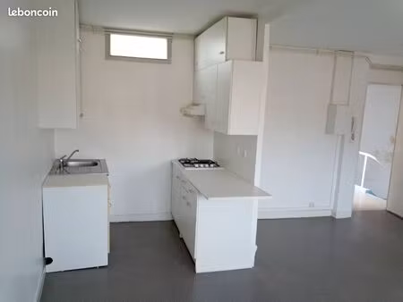 riom-f2 40m²- 483+140euros chauffage compris-parking gratuit à 60 mètres sur boulevard