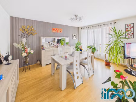 appartement t3 avec balcon  cave et garage.