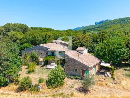 propriété en pierre au coeur de la nature