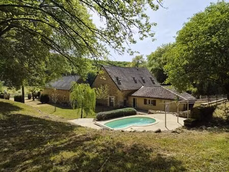 magnifique restauration pour cette propriété de 300m² habitables avec dépendances restant 
