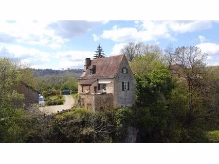 maison en pierres du 17ème siècle au-dessus de la vézère et dépendance