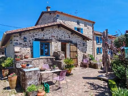 grands volumes pour cette maison périgourdine sur 1 hectare de terrain
