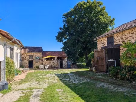au calme  corps de ferme de 2 maisons et granges sur 7000m² de terrain et piscine