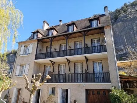 ancien hôtel de 14 chambres dans un village touristique du périgord noir avec appartement 
