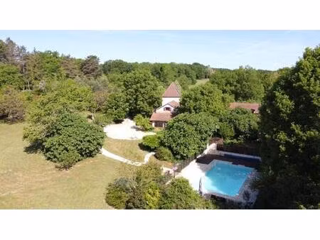 belle propriété en pierres avec maison d'amis et piscine implantée sur 7300m² de parc