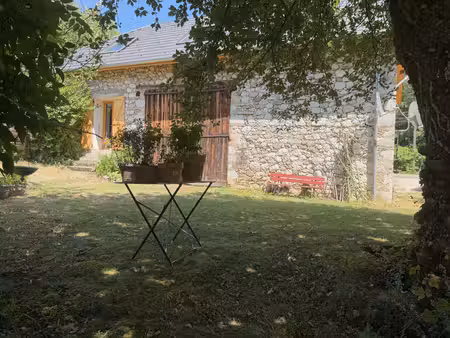 maison rénovée  avec grange attenante - vue dégagée avec magnifique jardin et terrain