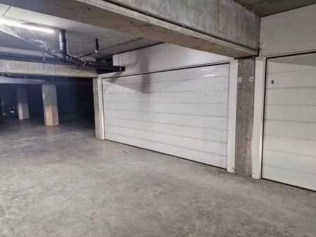 garage fermé avec 2 emplacements de voiture à louer