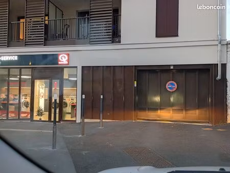 location place de parking sécurisee sous-sol(a côté de la laverie)
