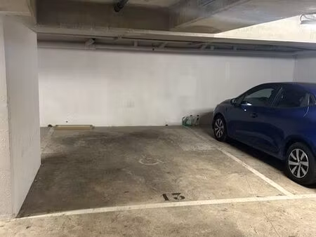 à louer - grande place de parking