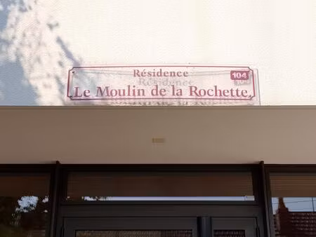 bel appartement d' un grand standing bien situé dans un quartier calme possédant quatre be